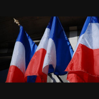 1958. gadā referendumā pieņem Francijas jauno konstitūciju