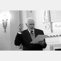 Literatūras un teātra zinātnieku Viktoru Hausmani pieminot