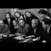 Dailes teātris. Pirmie 50 gadi aizrit Eduarda Smiļģa zīmē. Pirmā saruna