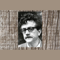 Amerikāņu rakstniekam Kurtam Vonnegūtam - 100. Stāsta tulkotājs Jānis Elsbergs