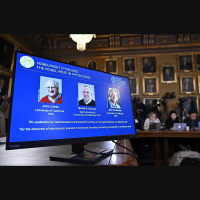 Nobela prēmija fizikā piešķirta par atklājumiem kvantu mehānikas jomā 