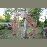 Metāla kroņi kapsētās - neparasta aizgājēju pieminēšanas tradīcija Latvijā