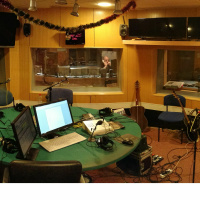 Poslušalec z mrmranjem do naslova skladbe