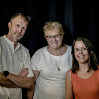 Kulturminster Trine Skei Grande (V) på speltur i Trøndelag besøker OmAdressert