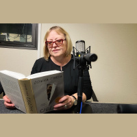 Mazajam putniņam ciglītim ir būtiska nozīme rakstnieces Donnas Tartas romānā Ciglītis