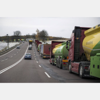 Vai pasaulē atgriežas populisms? Ukrainas tālbraucēji gaida Polijas jauno valdību