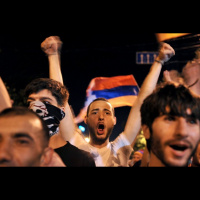 Divas puslodes par britu iekšpolitiku, notikumiem Ukrainā un globālo protestu vilni