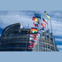 Jaunievēlētais Eiroparlaments sāk darbu. Atentāta mēģinājums pret Trampu