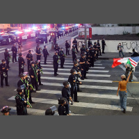 Protetesti Losandželosā. Masks un Tramps šķiras