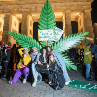 Episode 153. Strid om ukrainastøtte. Lovlig cannabisbruk.