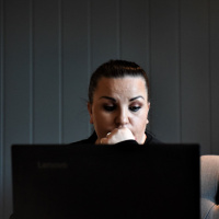 Da Almira mista jobben, måtte hun lyve for sønnen sin