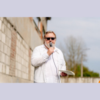 Ilmārs Šlāpins iepazīstina ar Dzejas dienu krājumu Dzeja svin 1965-2025