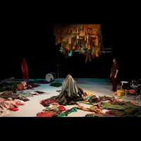 Kustību teātra izrādē Gadalaiki. Faux Pas runās tikai apģērbi un aktieru ķermeņi