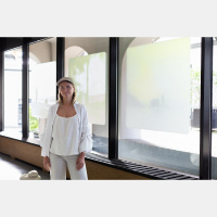 Madara Kvēpa personālizstādē “Jūra nerunā, tomēr es atgriežos” pēta ekoloģisko jūtīgumu