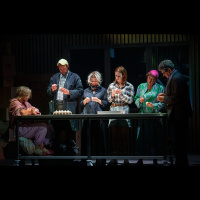 Režisores iecerē Blaumaņa Ļaunais gars Valmieras teātra izrādē pārcēlies uz vistu kūti