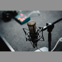 Audiodrāmu Plānās sienas Staņislavs Tokalovs iestudē acīm ciet un zeķēs