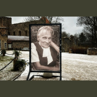 Pieskāriens Cimdu Jettiņas gara spēkam izstādē Dzīvais cimds Cēsīs