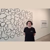 Izstādē Tīrraksts Maija Kurševa attīsta abstrakcijas un telpiska zīmējuma idejas