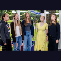 Studijā muzicē Rīgas Āgenskalna Valsts ģimnāzijas ansamblis Lavīze