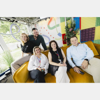 Ir ļoti pacilājoši un skaisti. Pirms noslēguma koncerta emocijās dalās virsdiriģenti