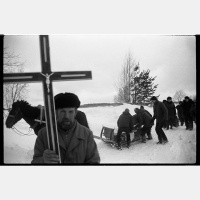 Vikas Ekstas savulaik dokumentētais bēru rituāls pārtapis poētiskā fotoizstādē