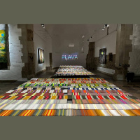 Izstādē Pļavā Ivetas Vecenānes gobelēni satikušies ar tradicionāli austajām segām