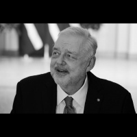 Pieminam Latvijas Nacionālās bibliotēkas ilggadējo direktoru Andri Vilku