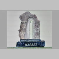 Meža kapu Mākslinieku kalniņā atklāj piemiņas vietu Helmī un Dainim Staltiem