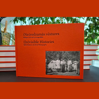 Krāšņā izdevumā apkopotās fotogrāfijas dokumentē Baltijas romu vēsturi