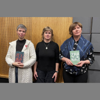 Prozas lasījumu viešņas – baltkrievu rakstnieces Eva Vežnaveca un Hanna Jankuta 