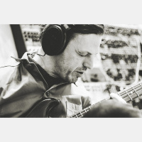 Tiekames ar ģitāristu un komponistu Edgaru Rubeni. Viņš aicina uz koncertu Ērmaņu muižā