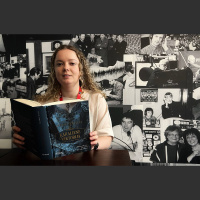 Ieskatīties dzīvē caur 24 logiem: Lūsija Vērslija raksta par karalieni Viktoriju