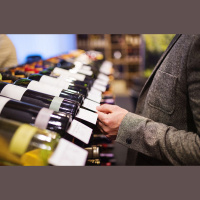 Narkoloģe: Alkohola tirgošanas ierobežojumi būtu vēl jāpaplašina