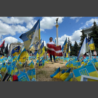 Viņa palīdz tiem, kas turpina cīņu. Stāsta Ukrainā bojāgājušā latviešu karavīra māte