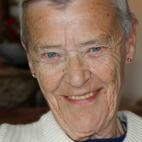 Kvinner i spaserdrakt og store sko. (1 av 3)