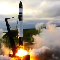 Rocket Lab, Superman, S Andromedae, Gravitációs lencse
