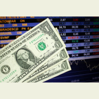 Dólar opera em queda nesta terça (8), após novos anúncios de Trump moeda é cotada a R$ 5,45