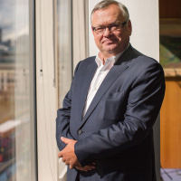 Threat of war clouds upbeat economic mood at Davos