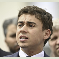 Moraes dá 24h para Bolsonaro explicar visita de Nikolas Ferreira com celular em prisão domiciliar