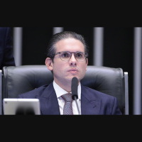 Motta proíbe sessões e impede votação de moções em apoio a Bolsonaro