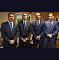 PF aponta movimentações milionárias de Eduardo e Carlos Bolsonaro