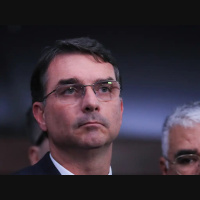 Possível candidatura de Flávio Bolsonaro movimenta o cenário político