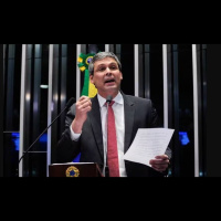 Lindbergh Farias diz que Hugo Motta vai retornar a Brasília para reassumir comando da Câmara