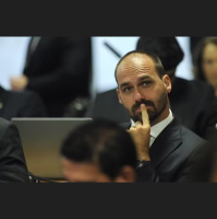 Eduardo Bolsonaro diz que contas bancárias da esposa foram bloqueadas pelo STF