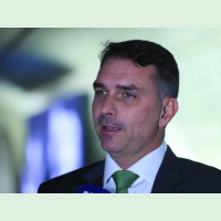 Após divergências com Michelle, Flávio Bolsonaro diz que PL ainda não decidiu quem vai apoiar no Ceará