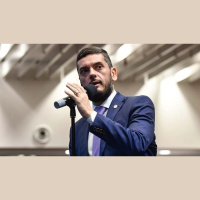 ‘Momento de perplexidade e reflexão profunda da infiltração do crime organizado no coração da Alerj, diz Carlos Minc