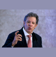 Haddad diz que governo estuda implementar tarifa zero no transporte público