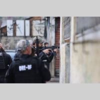 Governo do RJ estima que mais de 200 bandidos fugiram do cerco da megaoperação contra o Comando Vermelho