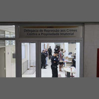 Polícia do Rio faz operação contra esquema de desbloqueio de celulares mais de 30 são levados para delegacia