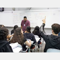 Mais atenção e interação: proibição de celulares ganha apoio e muda clima nas escolas